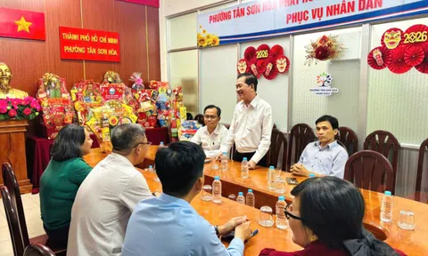 Ban chấp hành Hội Doanh nghiệp phường thăm và chúc Tết lãnh đạo phường Tân Sơn Hoà