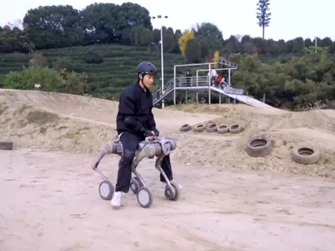 Robot chó đầu tiên trên thế giới có thể chở người trên những địa hình phức tạp