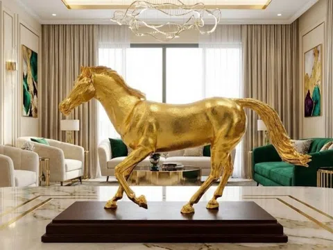 Tượng ngựa mạ vàng giá hàng chục triệu đồng đón Tết 2026