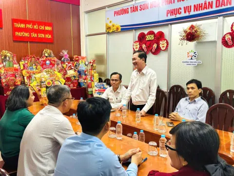 Ban chấp hành Hội Doanh nghiệp phường thăm và chúc Tết lãnh đạo phường Tân Sơn Hoà