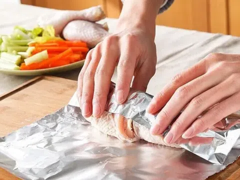 Sử dụng giấy bạc trong nấu ăn: Tiện nhưng có lợi?