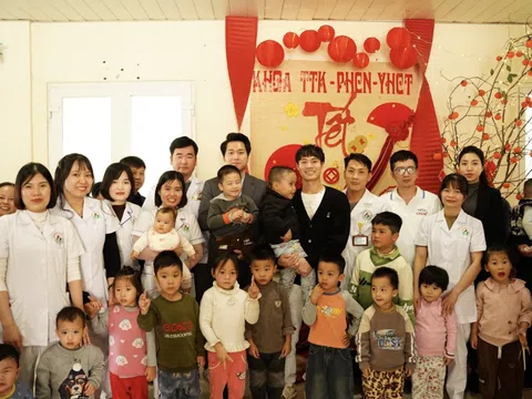 Văn Toàn mang Tết đến bệnh nhi tại Hải Dương qua chương trình "Tết yêu thương cho em"